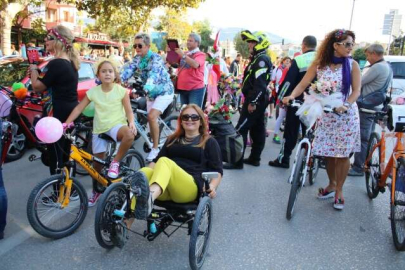 'Süslü kadınlar' caddeleri çiçeğe çevirdi