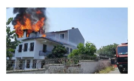 Yemek molası verdiği esnada, tamir ettiği çatısı yandı