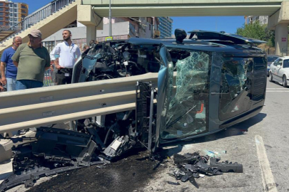 Pendik’te otomobil bariyere ok gibi saplandı: 2 yaralı