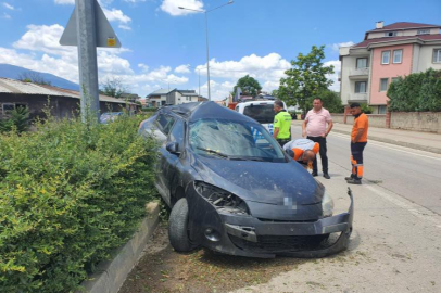 Bursa'da  aydınlatma direğine çarpıp devrildi