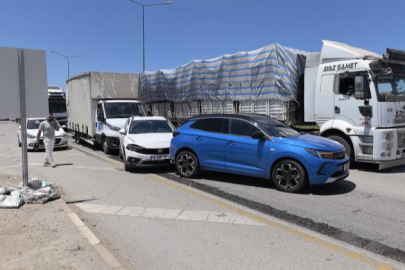 Bursa'da  trafikte 4 araç çarpıştı: 2 yaralı