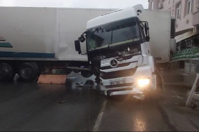Bursa'da kaygan yolda korkutan kaza: TIR yan yattı