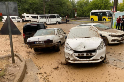 Bursa'da yağış sonrası araçlar hurdaya döndü