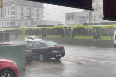 Bursa sağanak yağışa teslim oldu