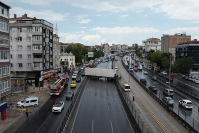 Avcılar’da tır yoldan çıktı: E5 Karayolu trafiğe kapatıldı