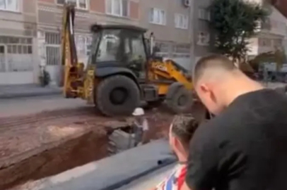 Bursa'da tıraş olurken yol yapım çalışmasını izledi, gören bir daha baktı