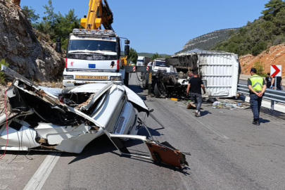 Kamyon tıra arkadan çarptı, ortalık savaş alanına döndü: 1 ölü