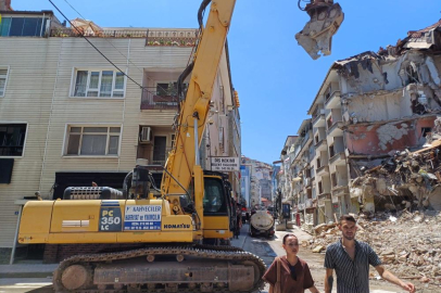 Mudanya'da yıkılan binalar nedeniyle trafik kontrollü sağlanıyor