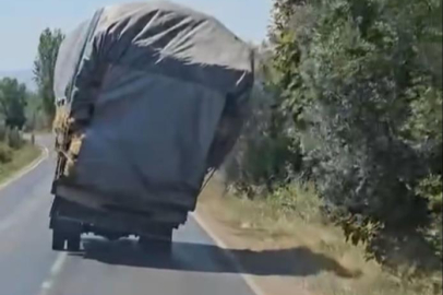 Bursa'da aşırı yükle seyreden kamyonet trafiği tehlikeye attı