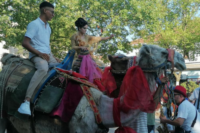 Gelin ve damat deve üzerinde Manyas turu yaptı