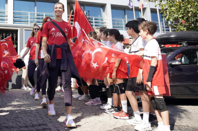 A Milli Kadın Voleybol Takımı'nın Paris yolculuğu başladı