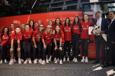 A Milli Kadın Voleybol Takımı'nın Paris yolculuğu başladı