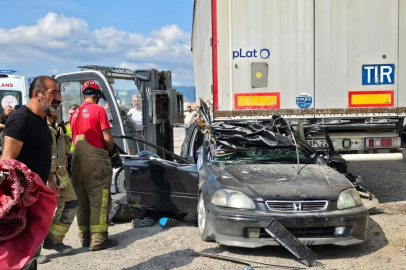 Kontrolden çıkan otomobil tırın altına girdi: 2 ölü