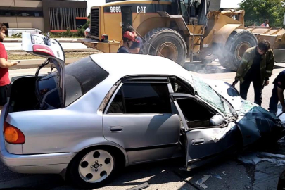 Bursa'da üzerine tır devrilen otomobildeki aile ölümden döndü