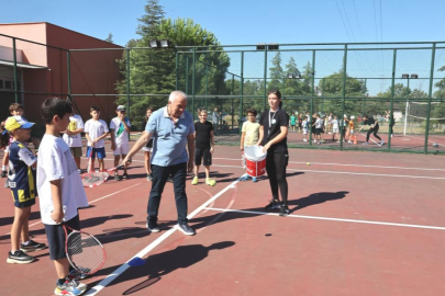 Başkan Şadi Özdemir, çocuklarla spor yaptı