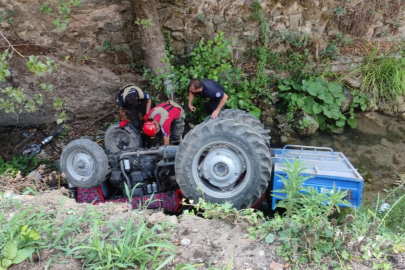 Bursa'da kontrolden çıkan traktör dere yatağına uçtu