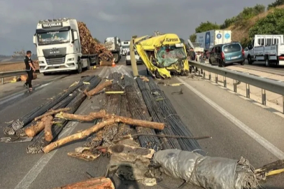 Bursa'da TIR kazası: Ortalık savaş alanına döndü