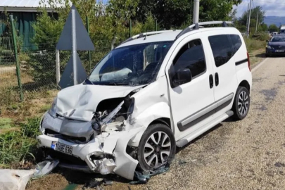 Bursa'da 2 otomobil kafa kafaya çarpıştı: 8 yaralı