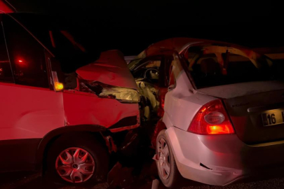 Bursa'da otomobil kamyonet ile çarpıştı: 2 yaralı