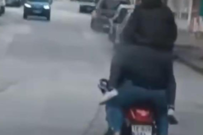 Bursa'da  motosiklete sığmak için sürücünün omzuna çıktı