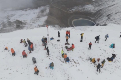 Zirveye çıkan dağcılara Uludağ'da sezonun ilk kar sürprizi