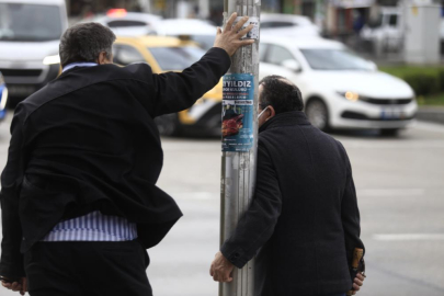 Bursa'da fırtınada vatandaşlar uçmamak için direk ve ağaçlara tutundu