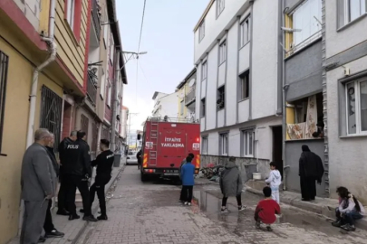 Bursa'da yanan evden 2 çocuğu itfaiye ekipleri kurtardı