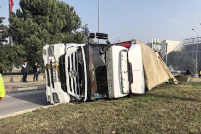 Bursa'da sunta yüklü TIR devrildi