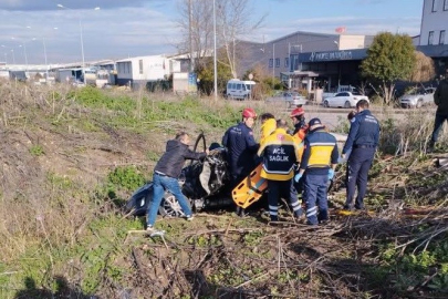 Bursa'da kırmızı ışıkta geçince dereye uçtu : 2 yaralı