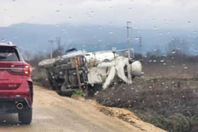 İnegöl'de devrilen mikserin sürücüsü yaralandı