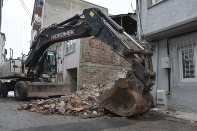 Gemlik'teki metruk binalar bir bir yıkılıyor