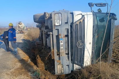 Bursa'da kontrolden çıkan beton mikseri devrildi: 1 yaralı