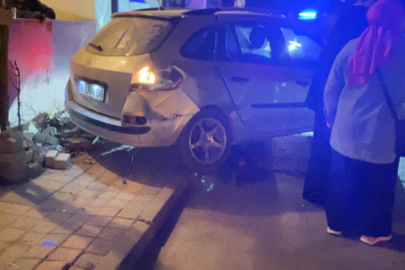 Bursa'da ticari araç ile otomobil çarpıştı: 5 yaralı